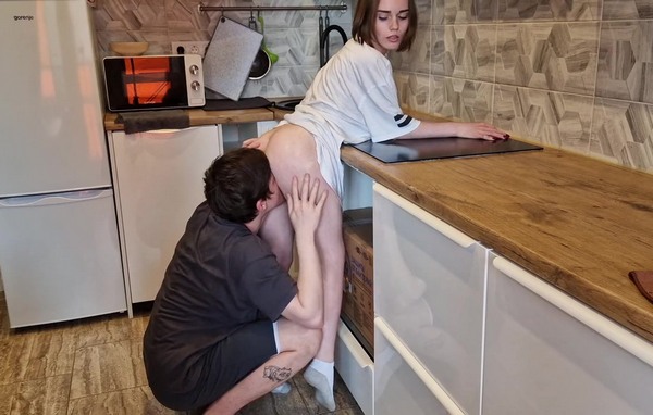 Нагнул жену на столешнице и не дал закончить уборку на кухне, начав ей отлизывать