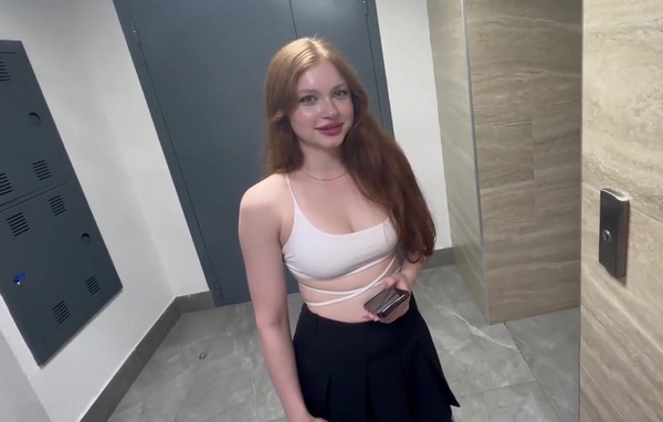 Шаловливаая соседка без проблем согласилась пойти в гости к незнакомцу в первую минуту знакомства